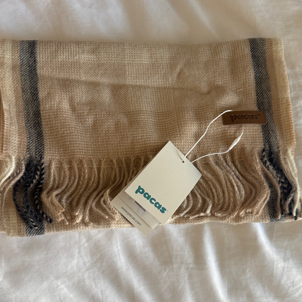 Pacas Cream and Gray Scarf